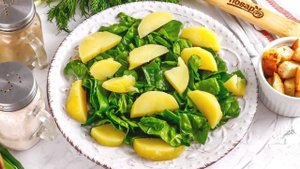 Салат с тунцом и сухариками