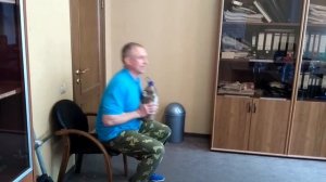 Качаем ноги. Встать со стула.