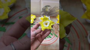 Нарциссы из мастики. Украшение для торта