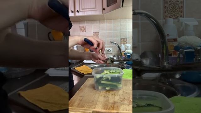 Быстрые, малосольные огурцы #малосольныеогурцы #готовимдома