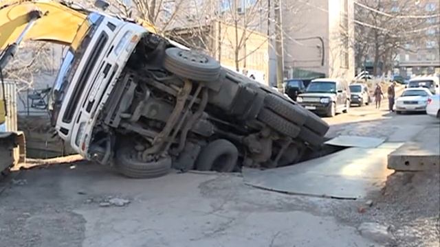 Самосвал перевернулся на прогнившем мосту в районе Народного проспекта смотреть онлайн