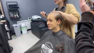 ПОБРИЛА НАЛЫСО КУДРЯВОГО?