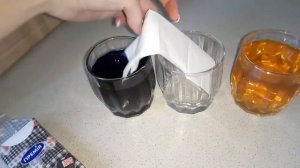 Маленькая Mila, делает опыт из салфеток ! эффект перетекания