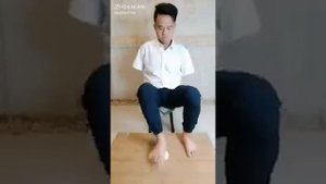 Человек родился без рук! Но он умудряется готовить ногами!
