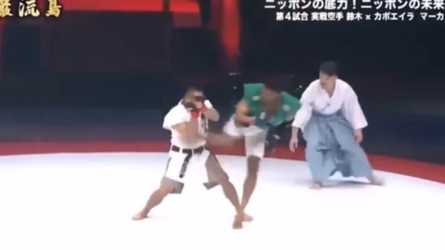 CAPOEIRISTA ACERTA GOLPE ABSURDO EM CAMPEAO DE KARATE E CHOCA A TODOS смотреть онлайн