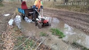 Мотоблок по грязи.