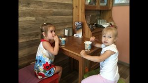 ВЛОГ Алина покупает игрушки Гуляет c Мими Лисса Alina buys toys at the store Mimi Lissa VLOG