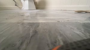 How to change grout between tile.  Как поменять затирку между плиткой.