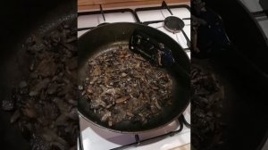 Спагетти с шампиньонами под сливочным соусом