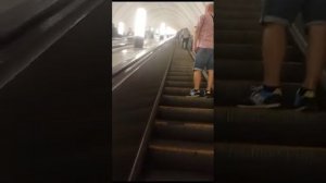 "Курская" станция метро выход к Курскому вокзалу. Москва Россия. Бегу по эскалатору вверх.