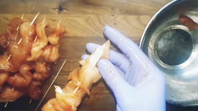 Куриная грудка в кляре, на деревянных шпажках. Куриные шашлычки. Сочные наггетсы.