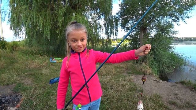 На рыбалку с семьей. Мой первый улов смотреть онлайн