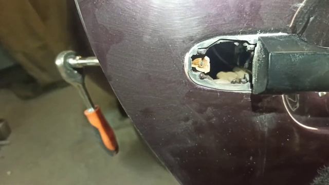 Как снять заднюю ручку на правой двери Хёндэ Элантра 2008 смотреть онлайн