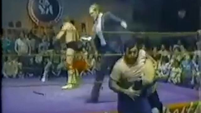 The Bullet Bob Armstrong is attacked by the entire Studs Stable Southeastern Wrestling 1984 смотреть онлайн