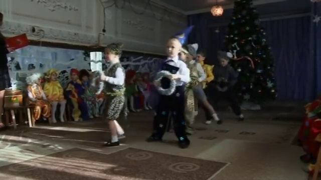 Танец мальчиков на утреннике в садике, Игрушки смотреть онлайн
