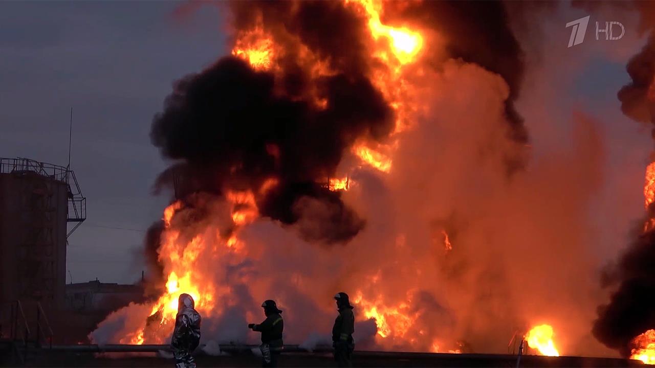 Пламя и смог донбасс за нами. Пожары и взрывы. Дым пожар. Пожар на нефтебазе.