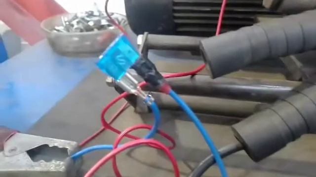 Предохранитель плавится но не перегорает.