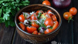 Салат из помидоров черри и лука