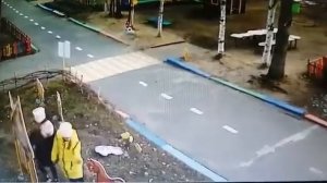 Девочки устроили погром на детской площадке в Тынде