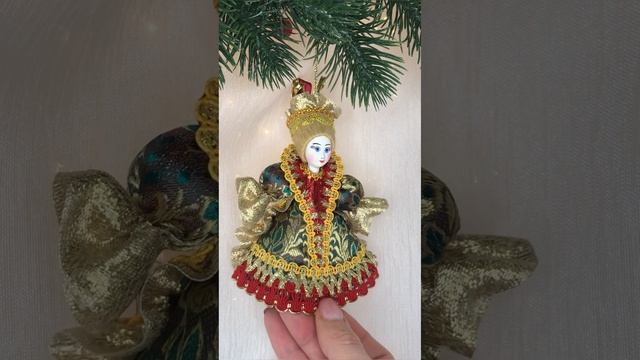 Арт. ТФ69  Новогодняя игрушка из фарфора и текстиля «Волшебница»