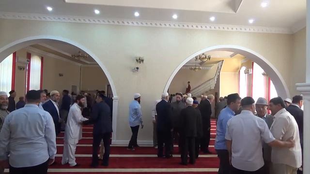 "Ийд аль-Фитр. Взаимопоздравления прихожан экажевской джума мечети. смотреть онлайн