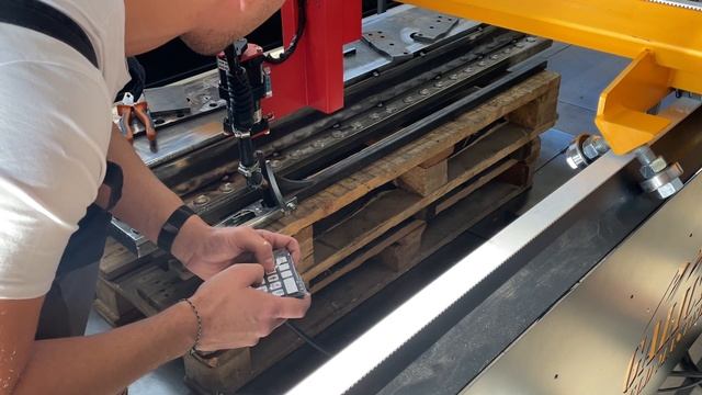 Обучение сварочного робота и сварка вертикального шва на станке Galich Weld Master