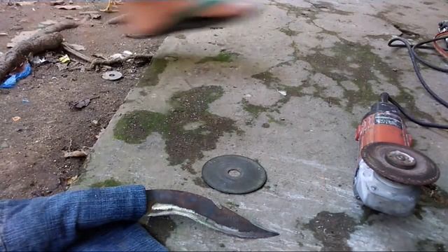 CARA MEMBUAT PISAU DARI BEKAS MATA POTONG BATU/ How to make a knife.. смотреть онлайн