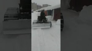 Гусеничный вездеход для уборки снега.