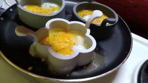 Яичница, приготовленная в силиконовых формочках (быстрый завтрак).