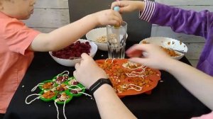 Идея простой кормушки для птиц своими руками _ Съедобная кормушка для птиц _ Birds feeder DIY.mp4