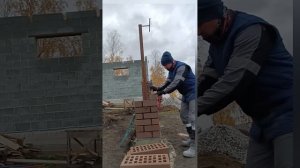 #2. Кладка кирпичных столбов под пруток с черными швами. ?