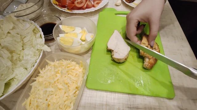 Цезарь с курицей. Необычная подача и тосты вместо сухарей. смотреть онлайн