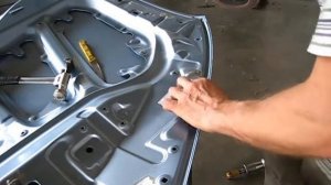 auris-захлопнуть капот легко а как открыть если не поставлен трос?Ремонт капота и верхней поперечин