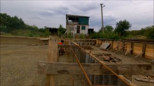 Дом с нуля. Дни 7-8. Опалубка ленточного фундамента из шифера и старых досок.