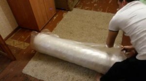 Распаковка матраса, скрученного в рулон в упаковке