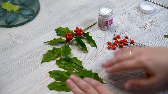 Мастер-класс/Керамическая флористика/лепка/Остролист из полимерной глины