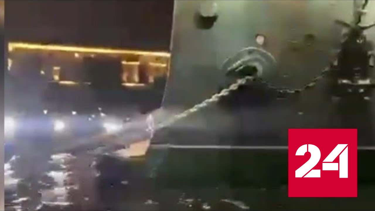 Появилось видео с места столкновения катера с крейсером "Аврора" - Россия 24