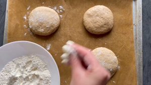 Сочный бургер с брусничным соусом