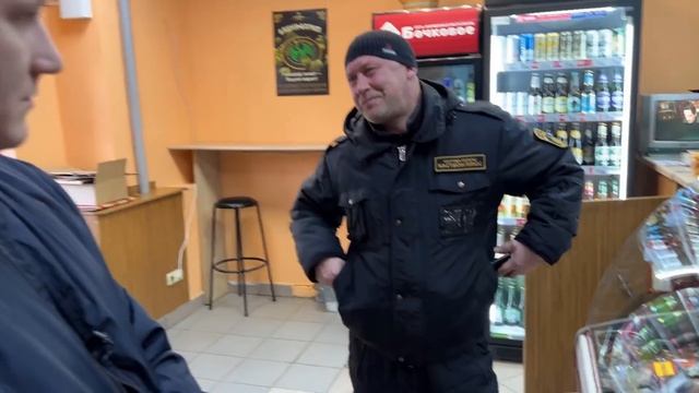ПРОДАВЕЦ ВЫТАЛКИВАЕТ ПОКУПАТЕЛЯ ЗА НЕ УДОБНЫЕ ВОПРОСЫ / ВЫЗВАЛА ОХРАНУ И ПОЛИЦИЮ САМА НА СЕБЯ смотреть онлайн