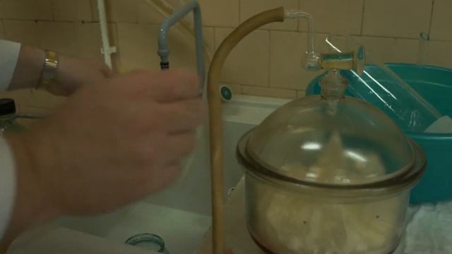 Выделение камфоры из камфорного спирта Часть 4 смотреть онлайн