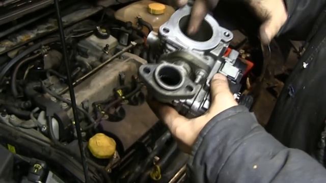 Opel Zafira B 1.9 CDTI чистим дроссельную заслонку смотреть онлайн