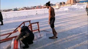 иностранец купался в проруби уже сегодня 4 раза2023г  . на урале #крещение2023 #крещениенаурале