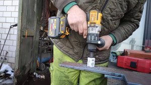 Работа биметалических коронок milwaukee 38мм, по стали 16мм шуруповёртом Dewalt DCD 996. Работает.