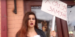 Продажница на корпоративе поет "Хочу я замуж". Ну, от души, и откровенно...