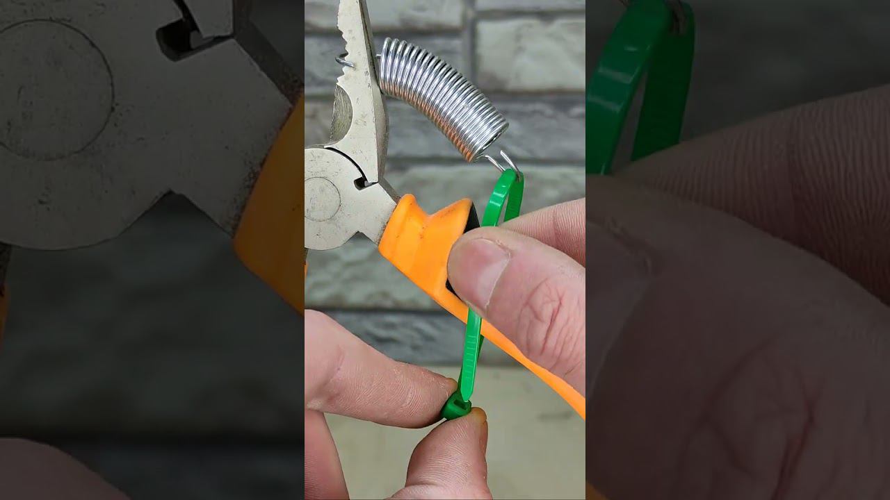Мастера вам это не покажут! Как можно легко сделать плоскогубцы с пружинными рукоятками? #shorts смотреть онлайн