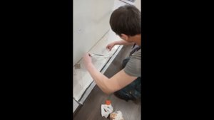 Порожек из силикона между плиткой ПВХ кварцвинил и керамогранитом