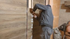 Обшивка ворот влагостойкой пвх плиткой, SPC ламинат.  Ремонт гаража своими руками.