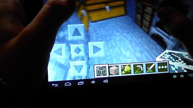 Играем в Minecraft на планшете "Монстры отакуют!" смотреть онлайн