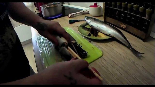 Скумбрия малосольная в луковой шелухе и чае. простой рецепт