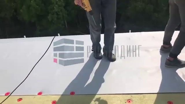 Мембранная кровля, крепление утеплителя и мембраны к профлисту.